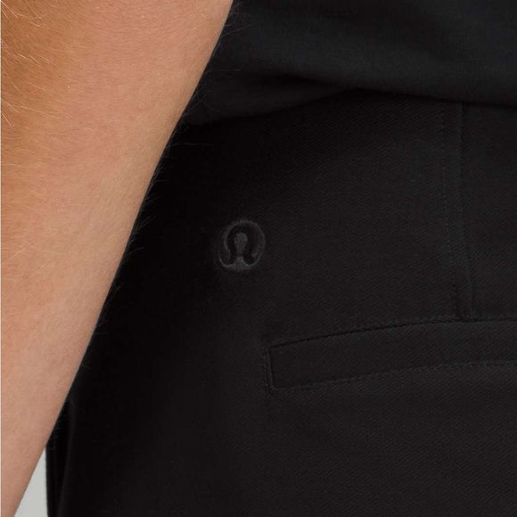 Lululemon Utilitech Relaxed-Fit High-Rise Short 3.5” inseam in Black, Size 12 - Picture 4 of 10